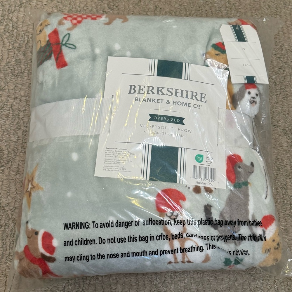 Berkshire Velvet Soft Throw Blanket New in Package Dogs Winter Theme